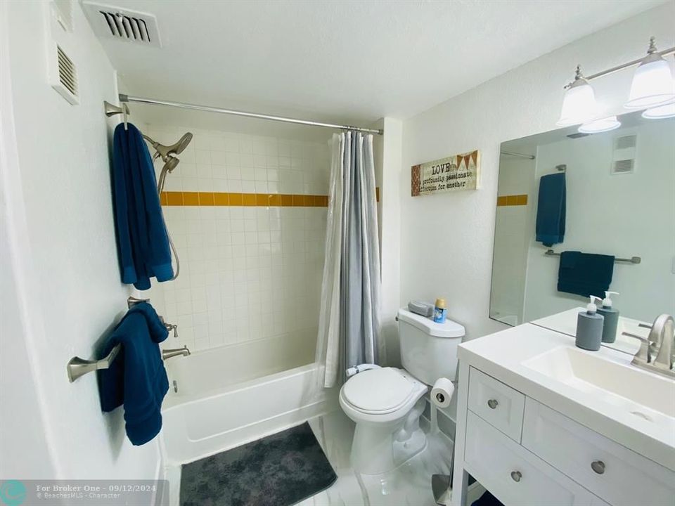 Active With Contract: $2,250 (2 beds, 2 baths, 1027 Square Feet)