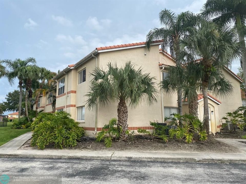 Active With Contract: $2,250 (2 beds, 2 baths, 1027 Square Feet)