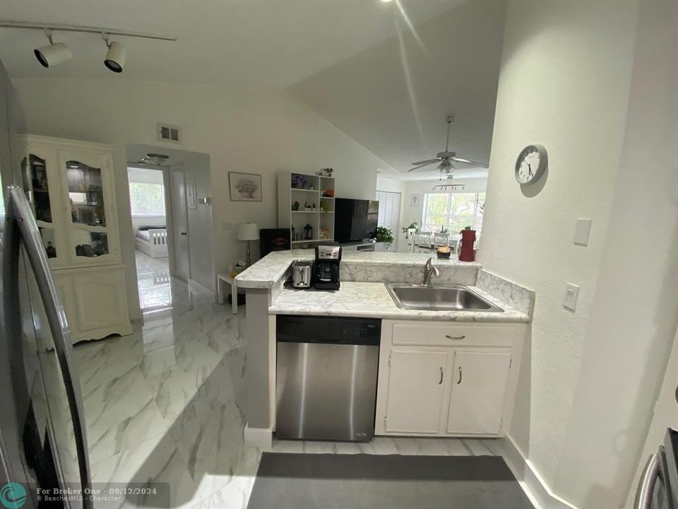 Active With Contract: $2,250 (2 beds, 2 baths, 1027 Square Feet)