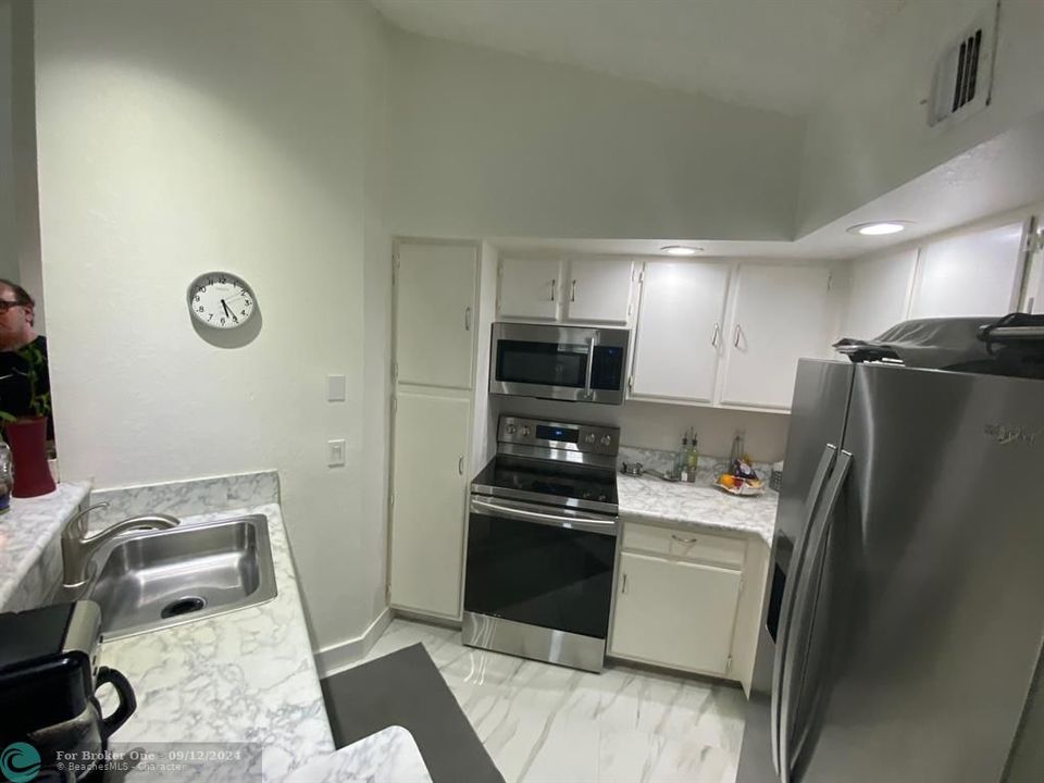 Active With Contract: $2,250 (2 beds, 2 baths, 1027 Square Feet)