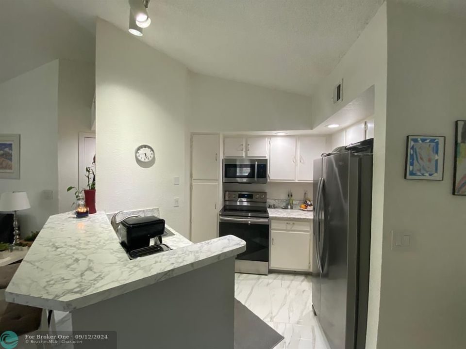 Active With Contract: $2,250 (2 beds, 2 baths, 1027 Square Feet)