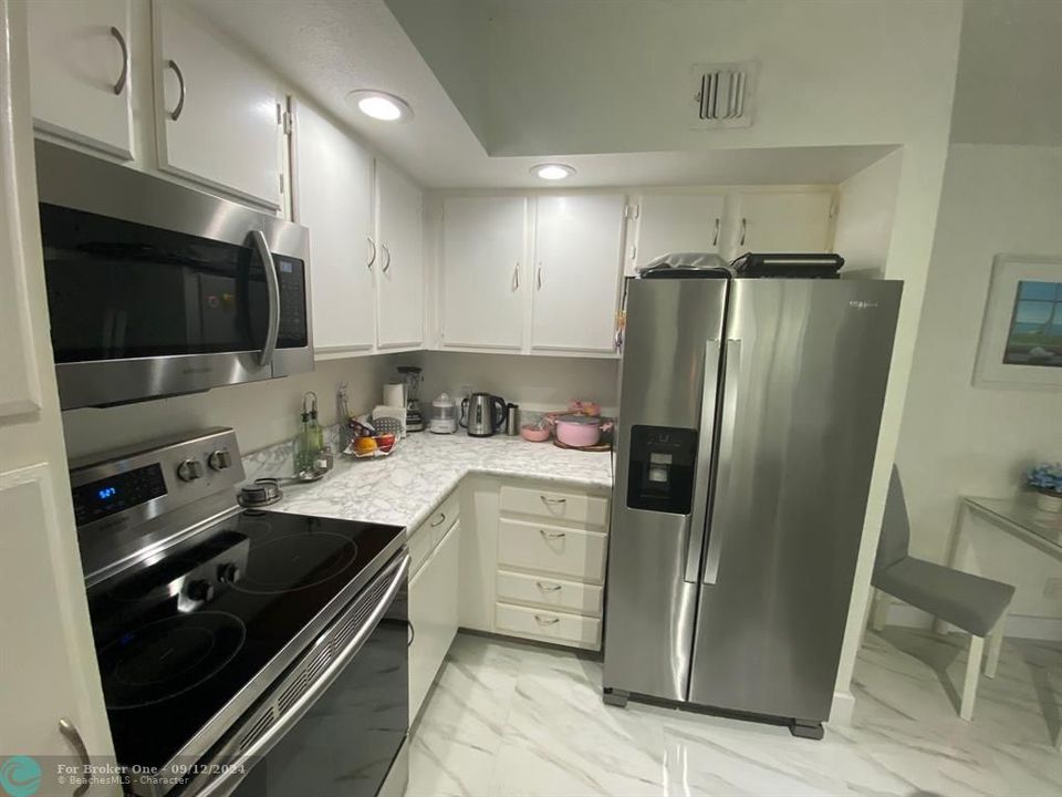 Active With Contract: $2,250 (2 beds, 2 baths, 1027 Square Feet)