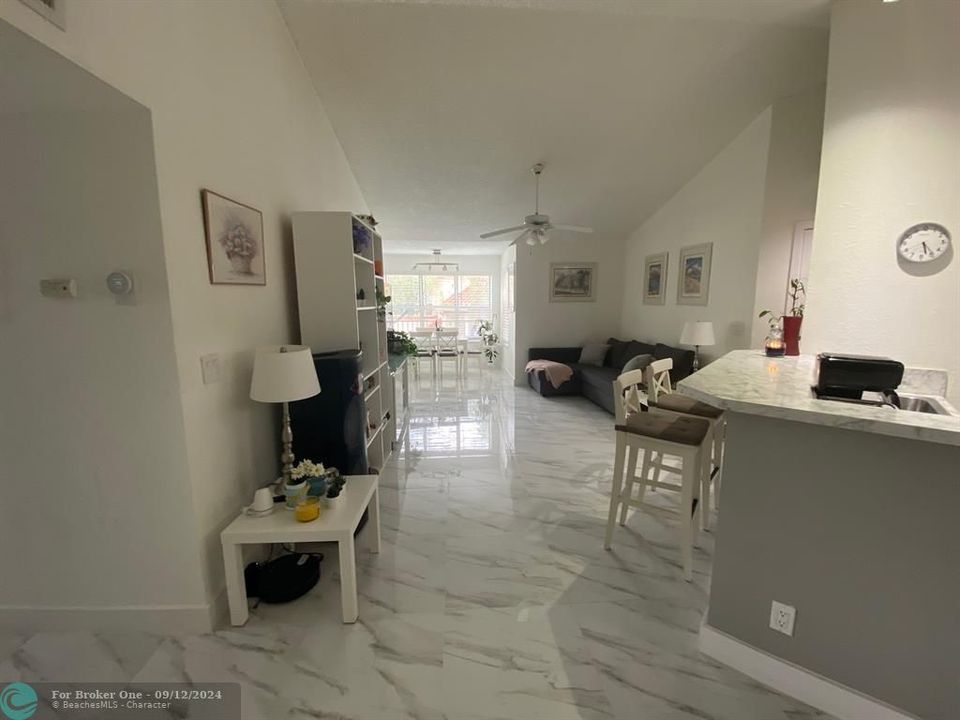 Active With Contract: $2,250 (2 beds, 2 baths, 1027 Square Feet)