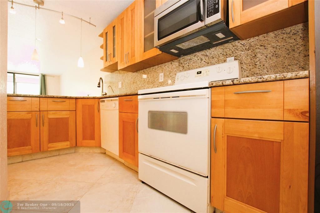 For Rent: $2,000 (2 beds, 2 baths, 1000 Square Feet)