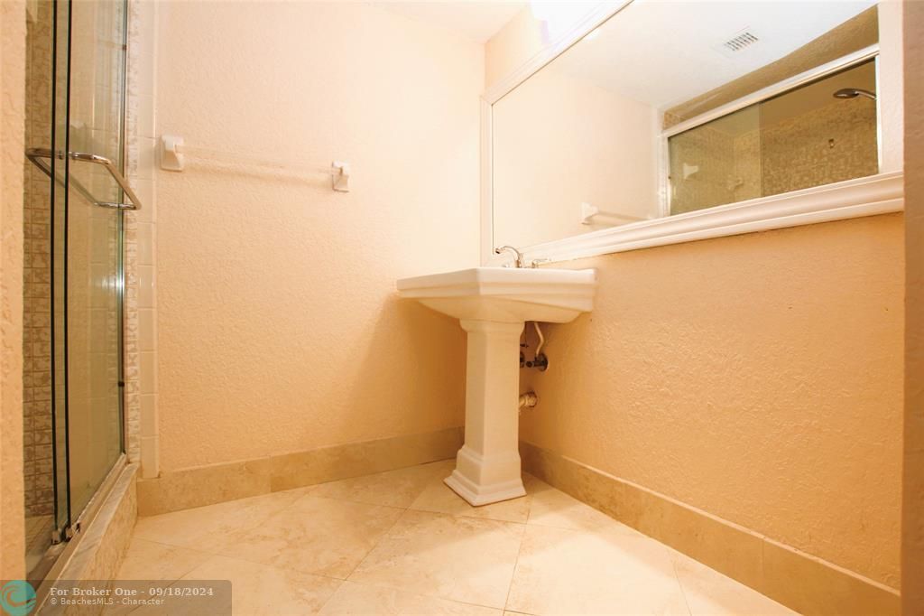 For Rent: $2,000 (2 beds, 2 baths, 1000 Square Feet)