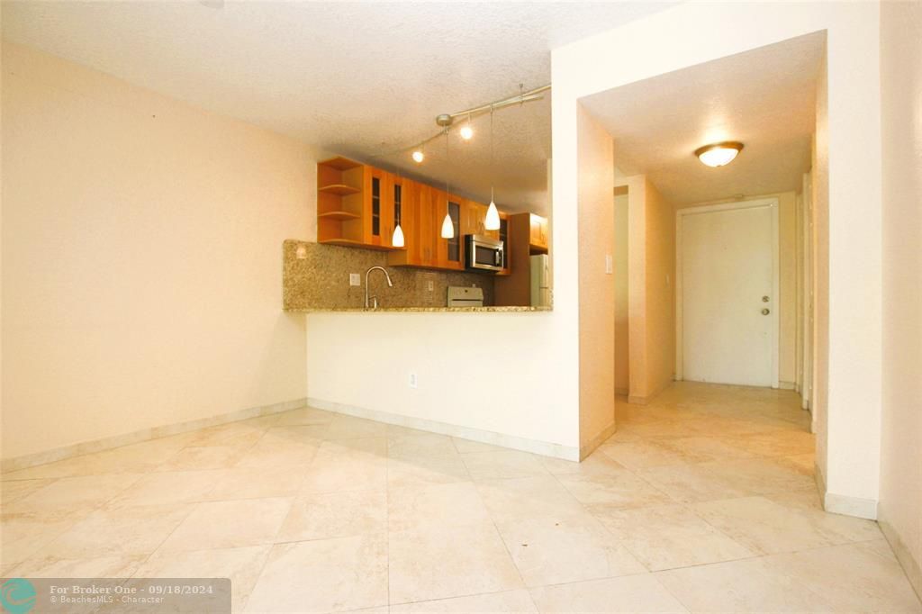 For Rent: $2,000 (2 beds, 2 baths, 1000 Square Feet)