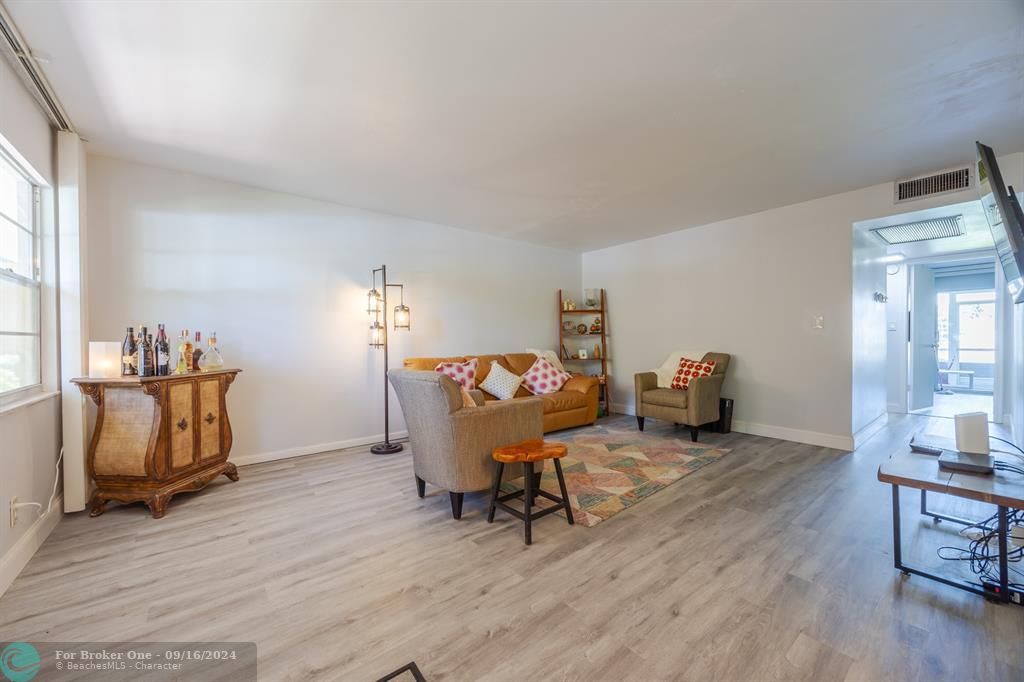 Active With Contract: $1,900 (2 beds, 2 baths, 1040 Square Feet)