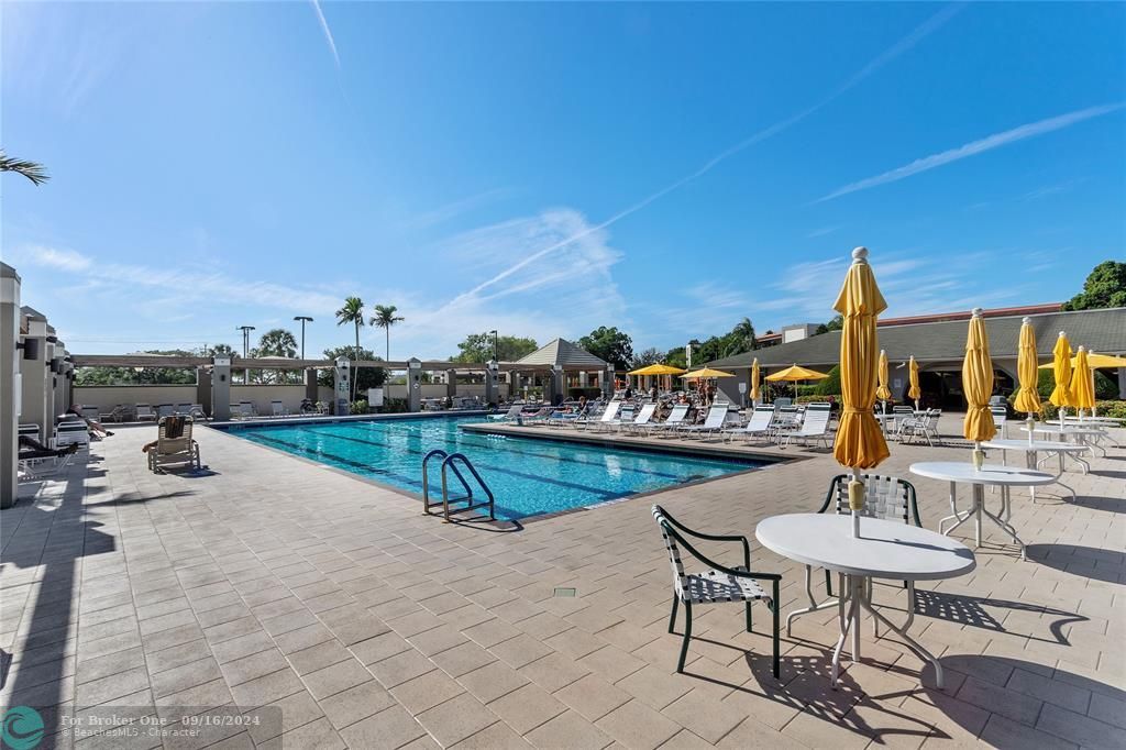 Active With Contract: $1,900 (2 beds, 2 baths, 1040 Square Feet)