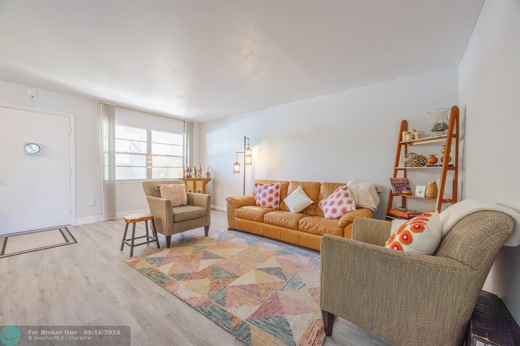 Active With Contract: $1,900 (2 beds, 2 baths, 1040 Square Feet)