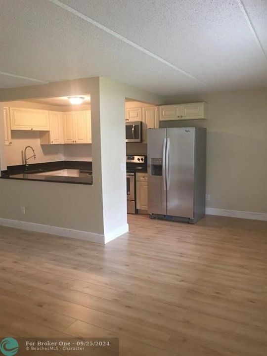 For Rent: $1,900 (2 beds, 2 baths, 900 Square Feet)