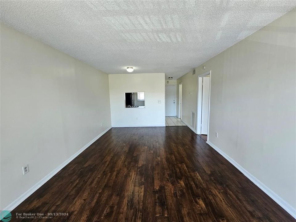 For Sale: $134,000 (1 beds, 1 baths, 735 Square Feet)