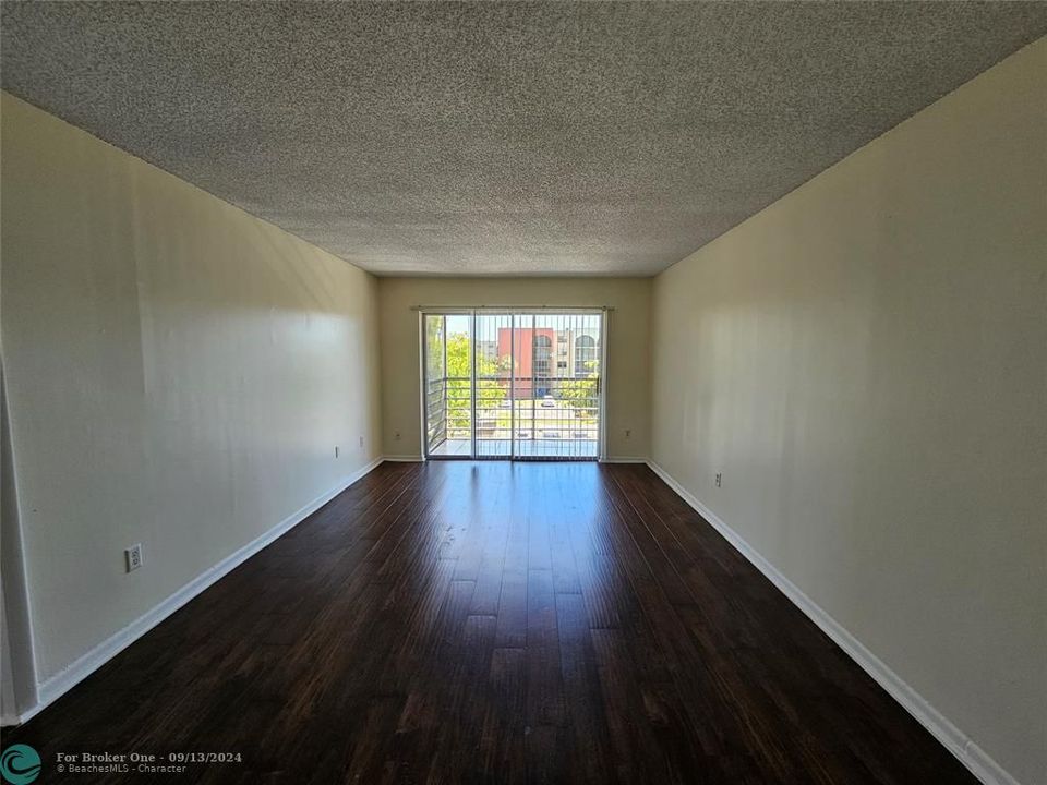 For Sale: $134,000 (1 beds, 1 baths, 735 Square Feet)