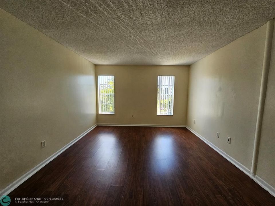 For Sale: $134,000 (1 beds, 1 baths, 735 Square Feet)