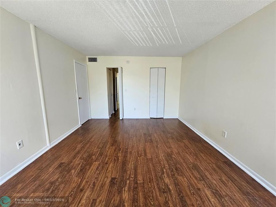 For Sale: $134,000 (1 beds, 1 baths, 735 Square Feet)