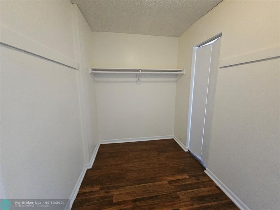 For Sale: $134,000 (1 beds, 1 baths, 735 Square Feet)