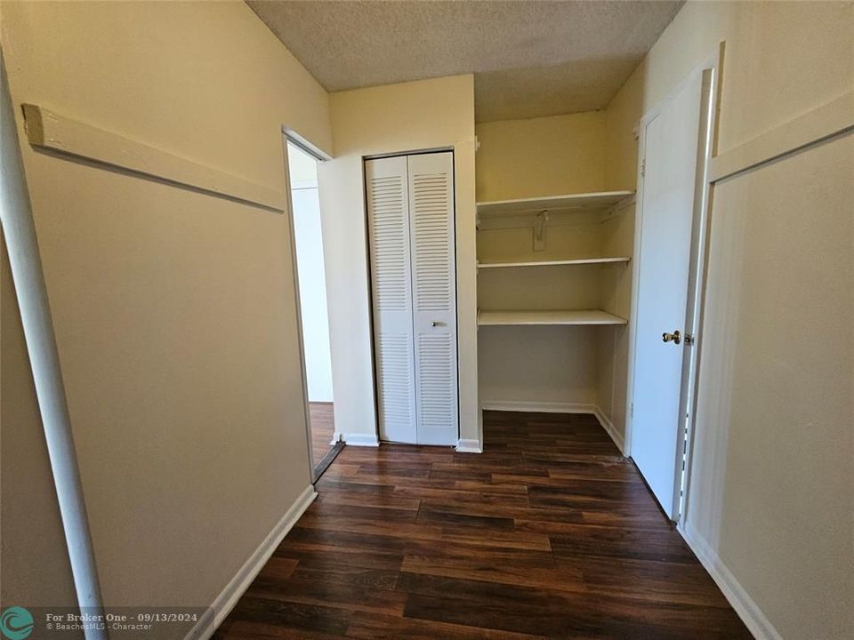 For Sale: $134,000 (1 beds, 1 baths, 735 Square Feet)