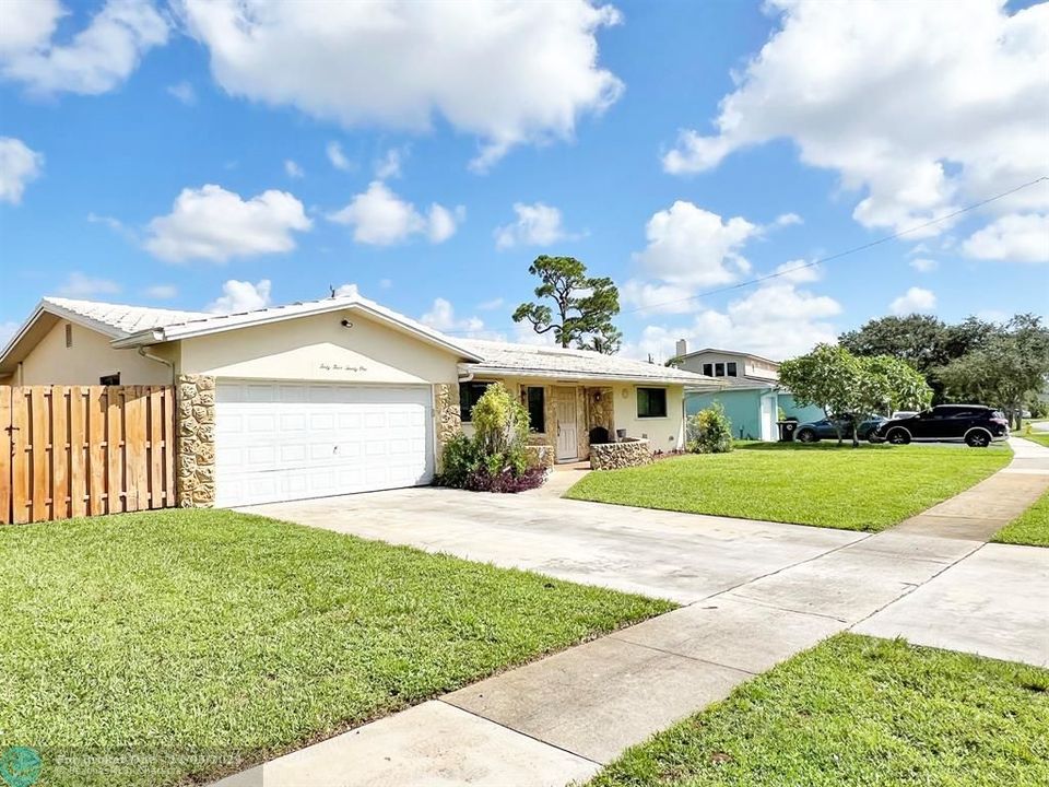 Active With Contract: $525,000 (3 beds, 2 baths, 1721 Square Feet)