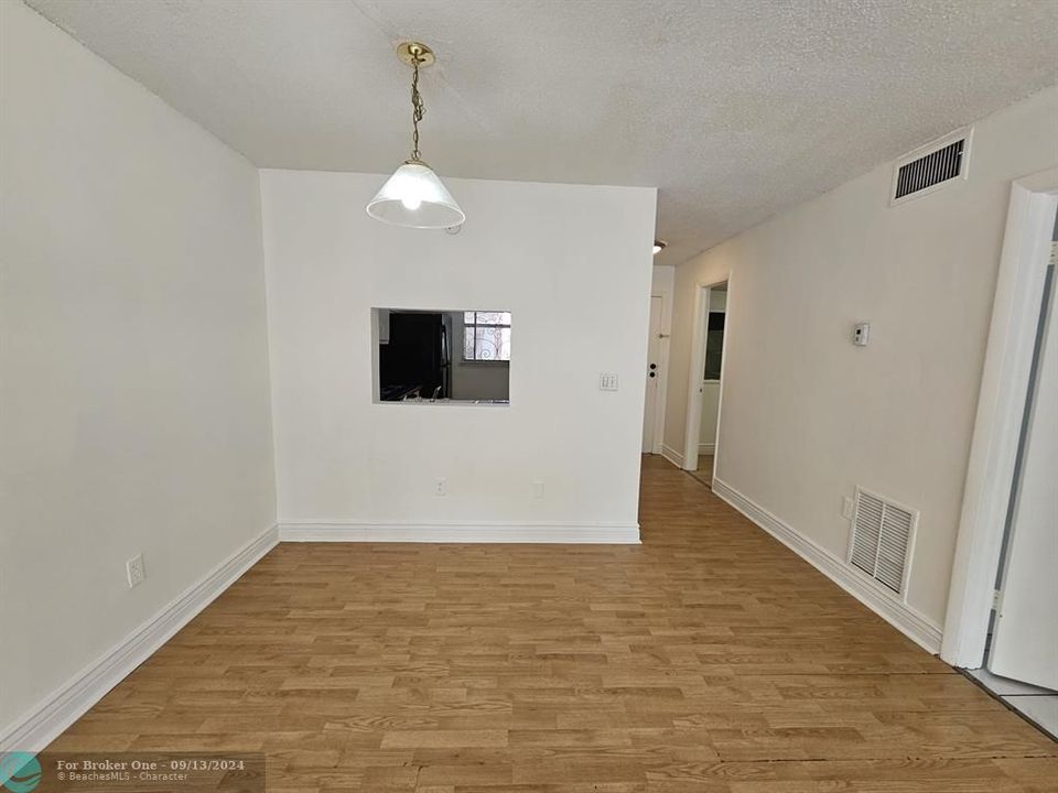 For Sale: $135,000 (1 beds, 1 baths, 735 Square Feet)