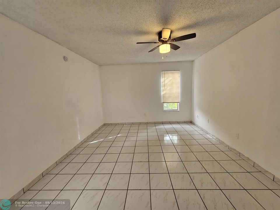 For Sale: $135,000 (1 beds, 1 baths, 735 Square Feet)