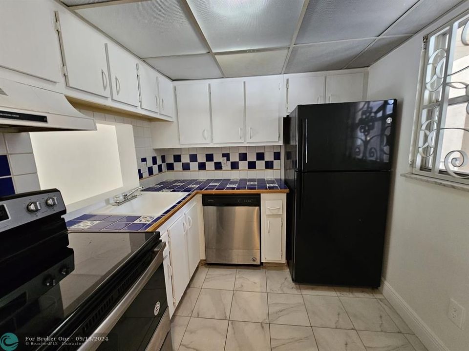 For Sale: $135,000 (1 beds, 1 baths, 735 Square Feet)