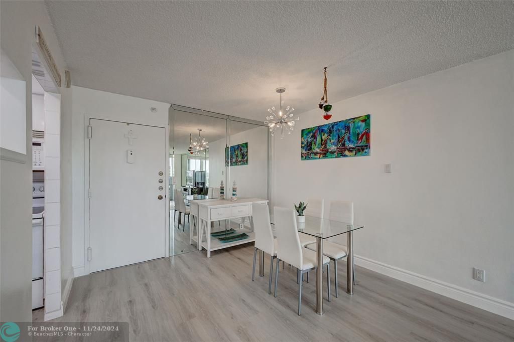 Active With Contract: $2,100 (1 beds, 1 baths, 721 Square Feet)