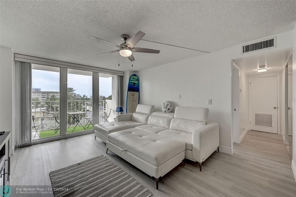 Active With Contract: $2,100 (1 beds, 1 baths, 721 Square Feet)