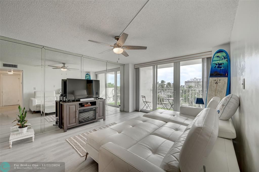 Active With Contract: $2,100 (1 beds, 1 baths, 721 Square Feet)