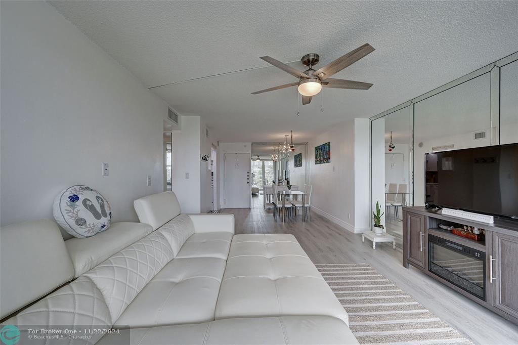 Active With Contract: $2,100 (1 beds, 1 baths, 721 Square Feet)