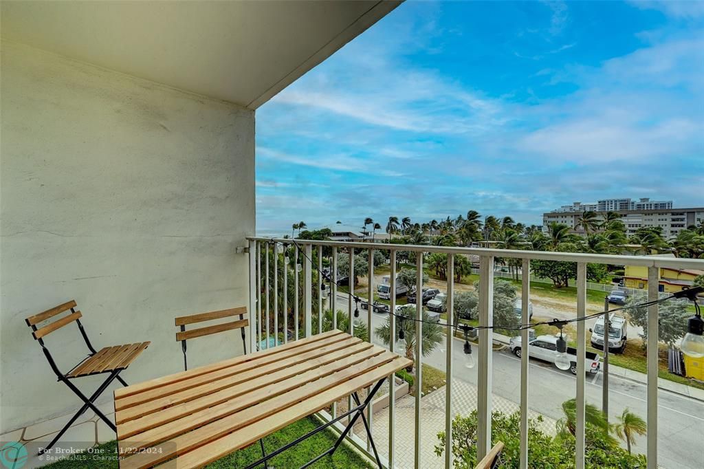 Active With Contract: $2,100 (1 beds, 1 baths, 721 Square Feet)