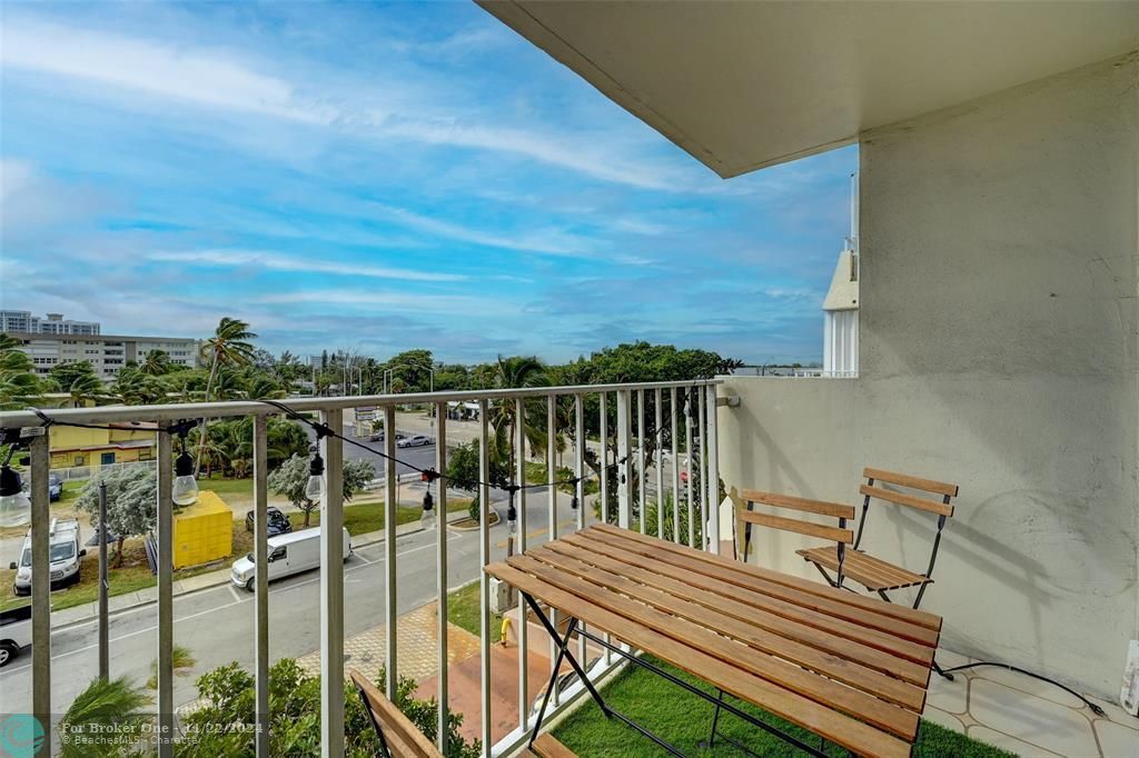 Active With Contract: $2,100 (1 beds, 1 baths, 721 Square Feet)