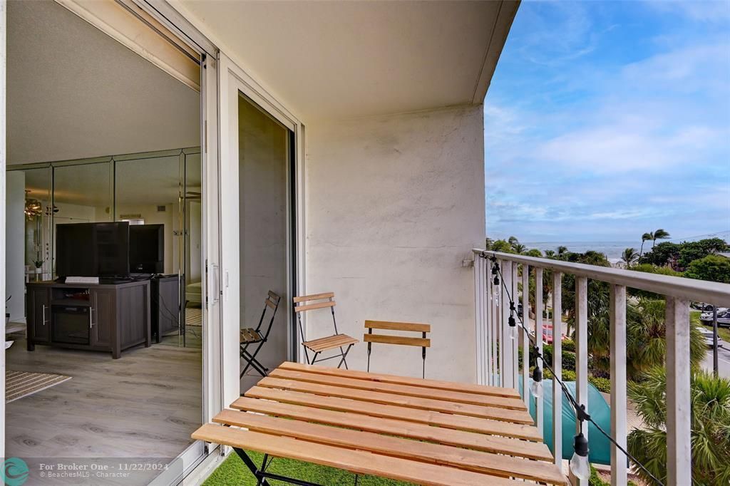 Active With Contract: $2,100 (1 beds, 1 baths, 721 Square Feet)