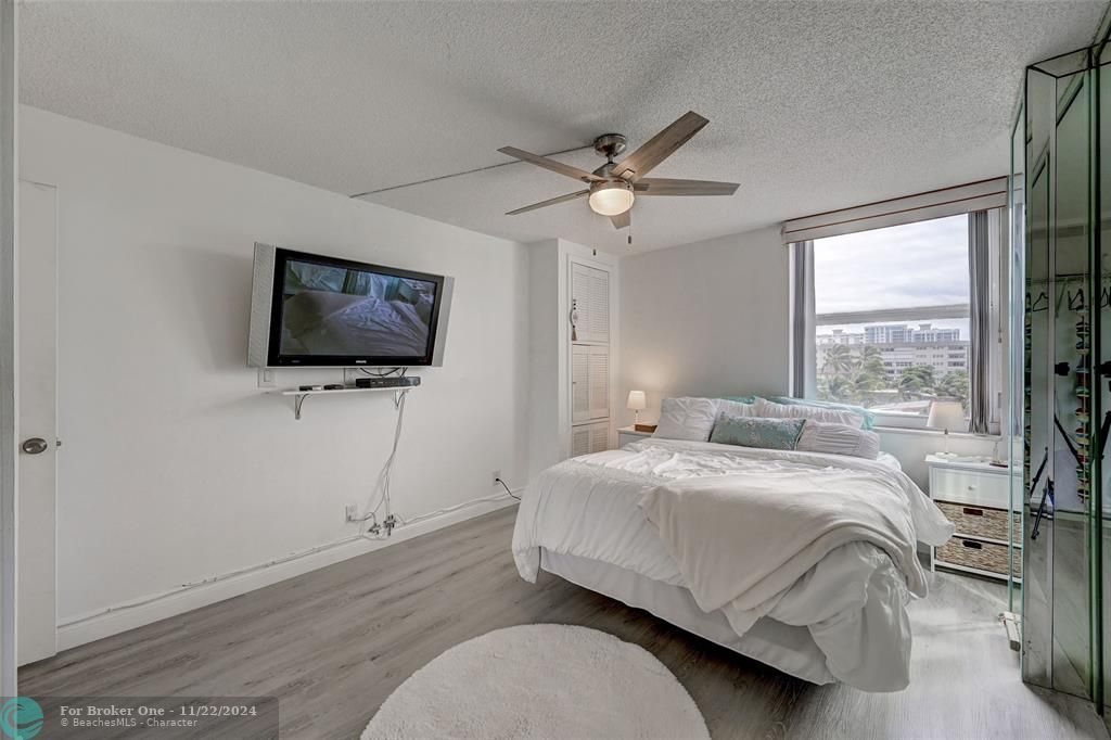 Active With Contract: $2,100 (1 beds, 1 baths, 721 Square Feet)