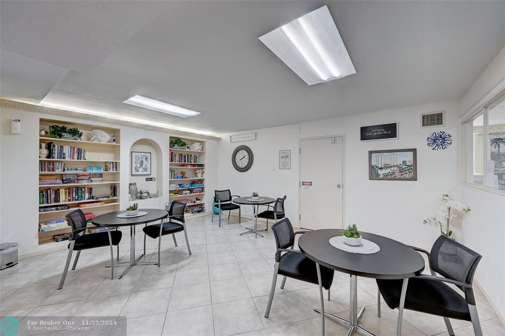 Active With Contract: $2,100 (1 beds, 1 baths, 721 Square Feet)