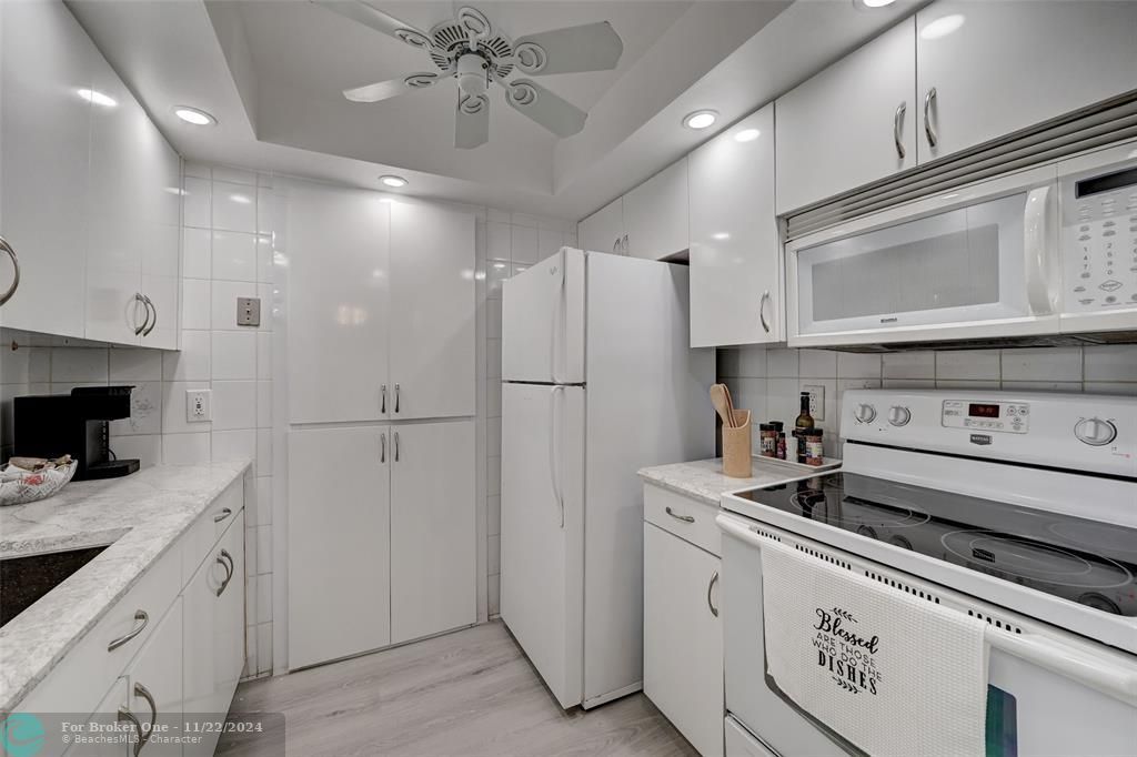 Active With Contract: $2,100 (1 beds, 1 baths, 721 Square Feet)