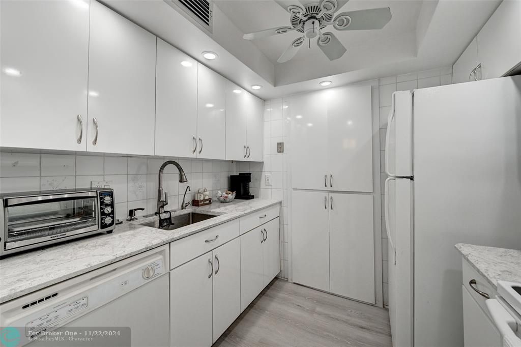 Active With Contract: $2,100 (1 beds, 1 baths, 721 Square Feet)