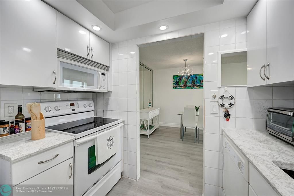 Active With Contract: $2,100 (1 beds, 1 baths, 721 Square Feet)