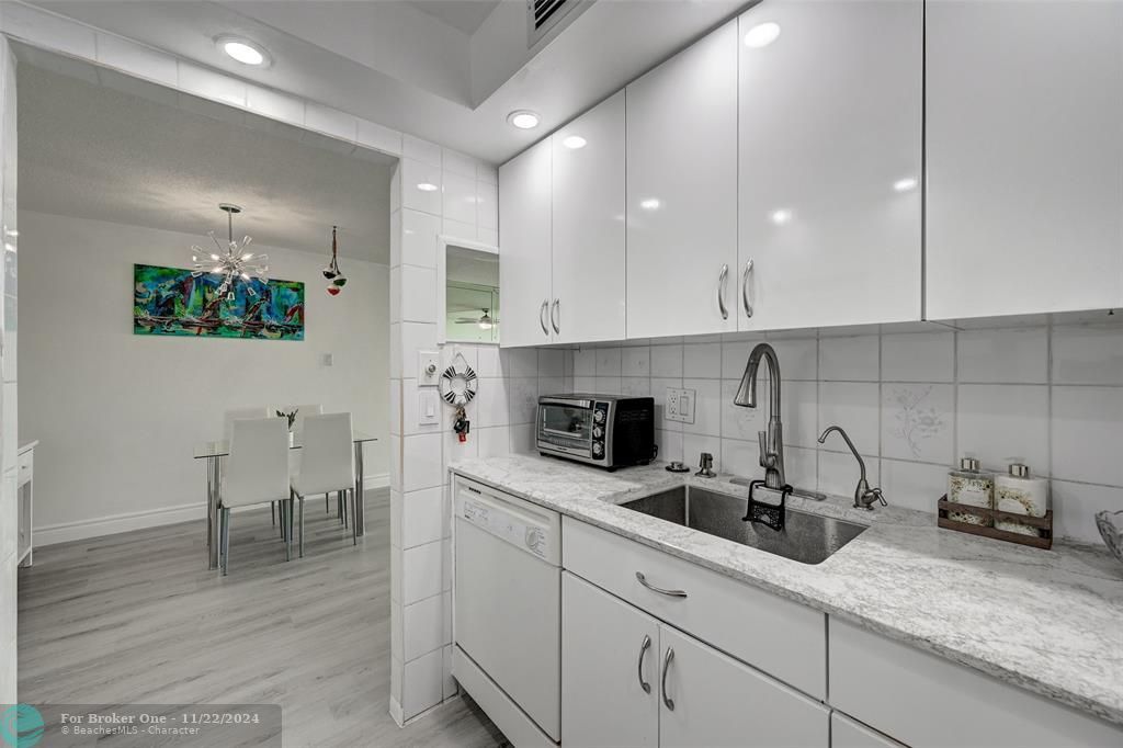 Active With Contract: $2,100 (1 beds, 1 baths, 721 Square Feet)