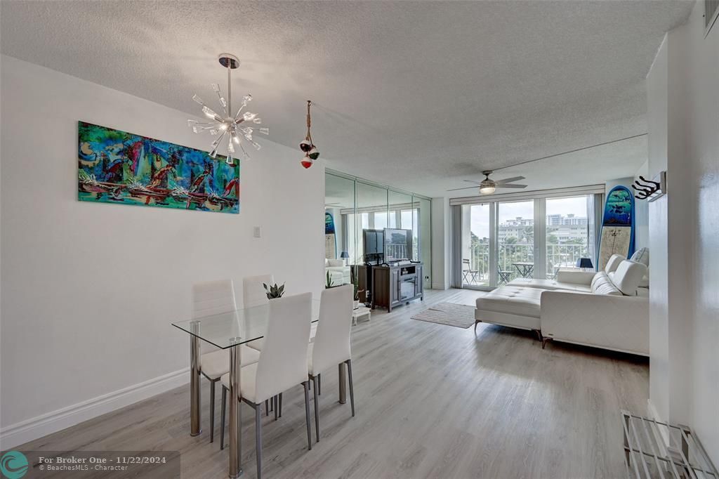 Active With Contract: $2,100 (1 beds, 1 baths, 721 Square Feet)