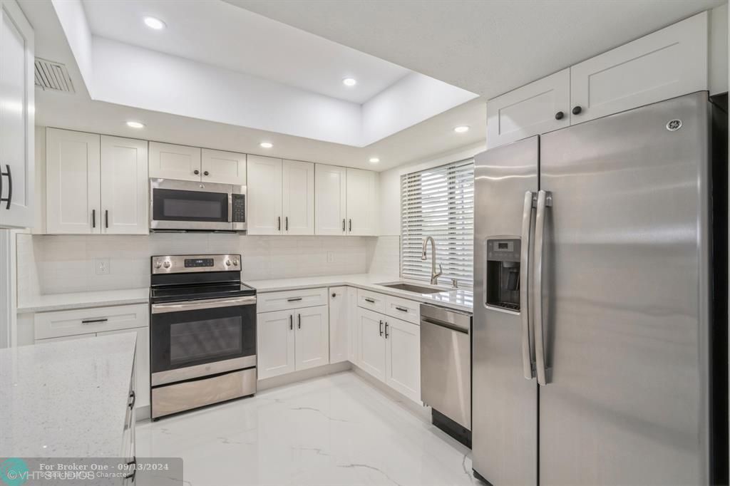 Active With Contract: $539,900 (2 beds, 2 baths, 1249 Square Feet)