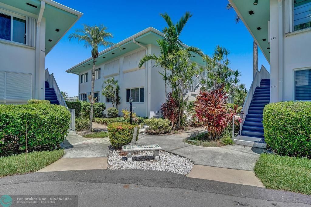 Active With Contract: $3,750 (2 beds, 2 baths, 1140 Square Feet)