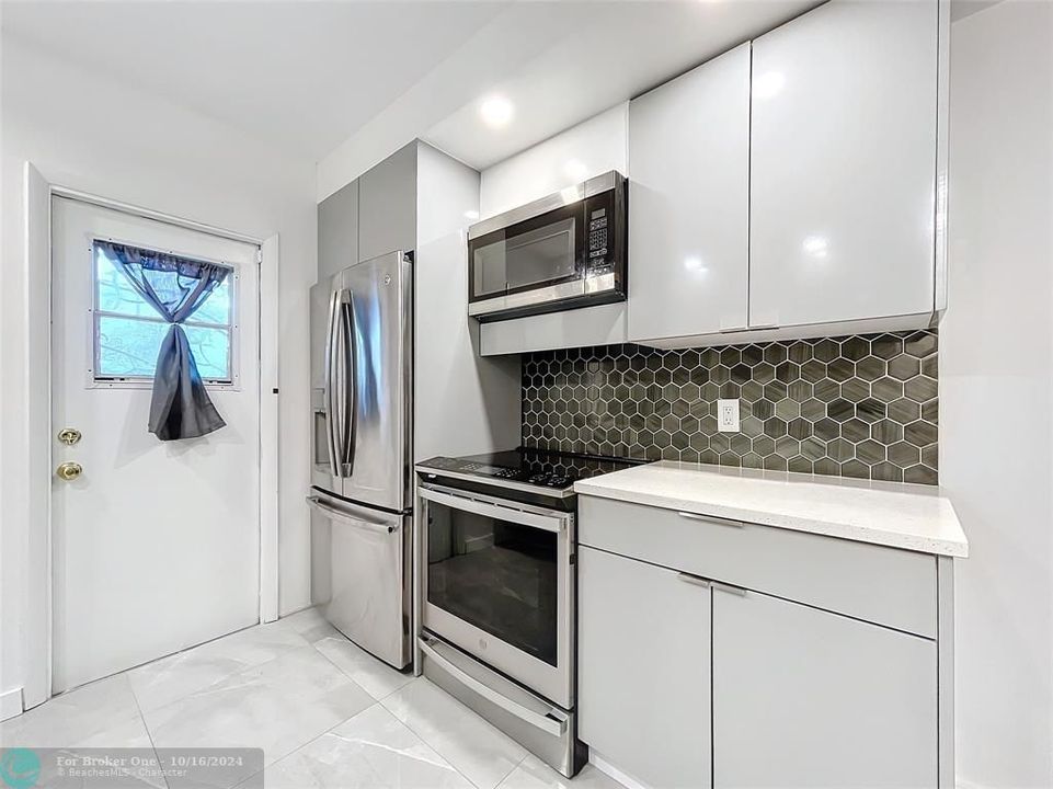 Active With Contract: $251,900 (2 beds, 1 baths, 820 Square Feet)