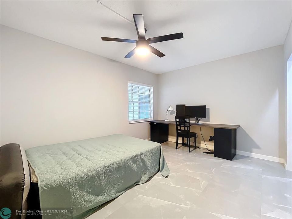 Active With Contract: $251,900 (2 beds, 1 baths, 820 Square Feet)