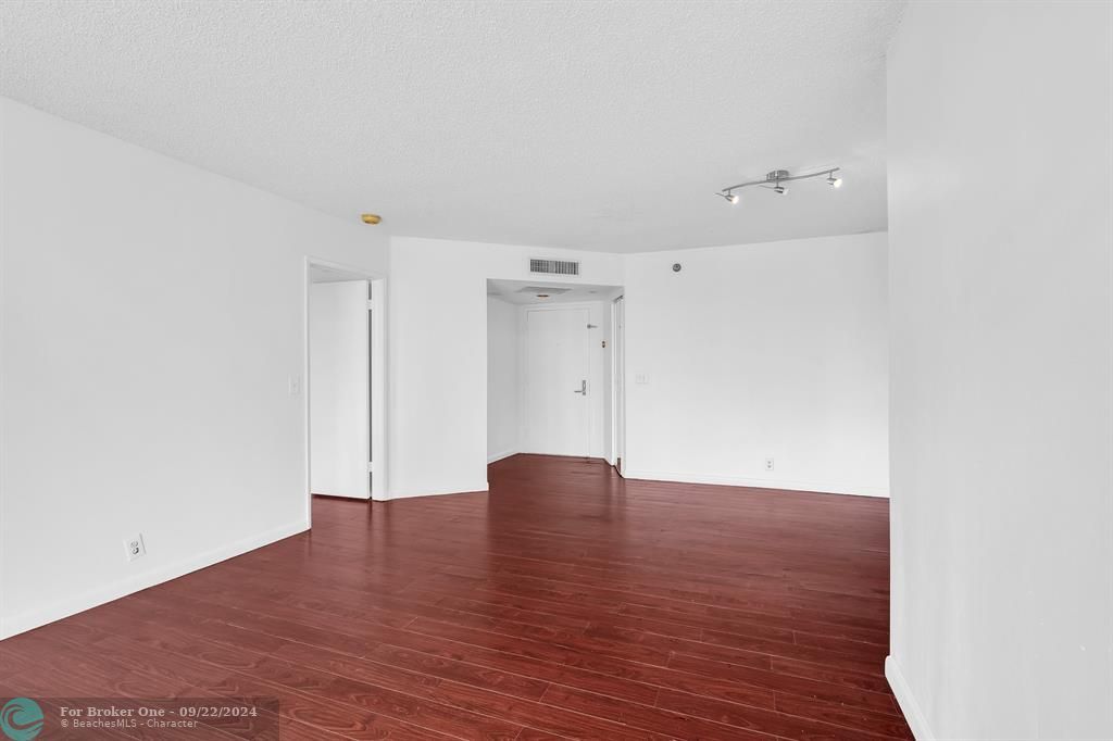 For Sale: $400,000 (2 beds, 2 baths, 1271 Square Feet)