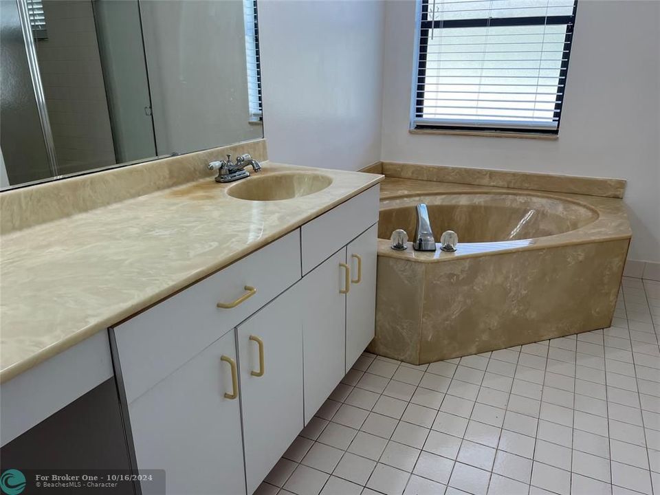 Active With Contract: $3,450 (3 beds, 2 baths, 1686 Square Feet)