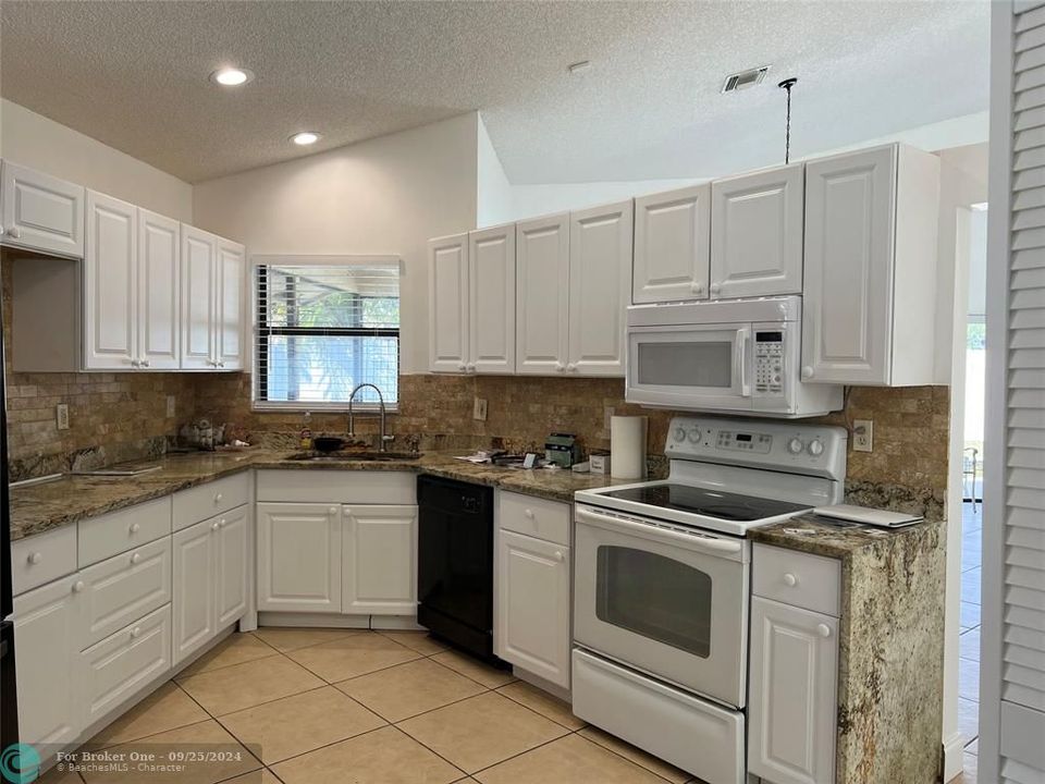 Active With Contract: $3,450 (3 beds, 2 baths, 1686 Square Feet)