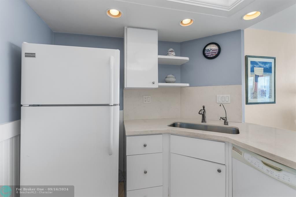 Active With Contract: $219,000 (1 beds, 1 baths, 781 Square Feet)