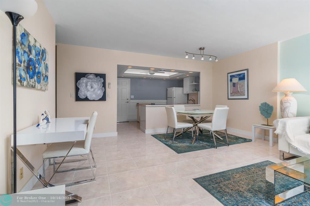 Active With Contract: $219,000 (1 beds, 1 baths, 781 Square Feet)