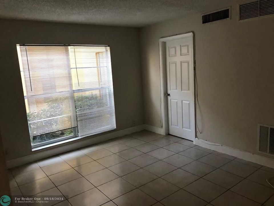 Active With Contract: $1,800 (3 beds, 2 baths, 1167 Square Feet)