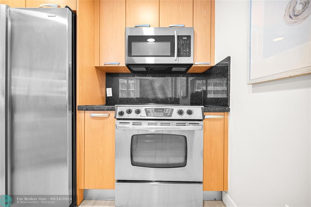 For Sale: $315,000 (1 beds, 1 baths, 906 Square Feet)