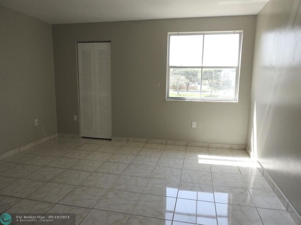 For Sale: $280,000 (1 beds, 2 baths, 800 Square Feet)